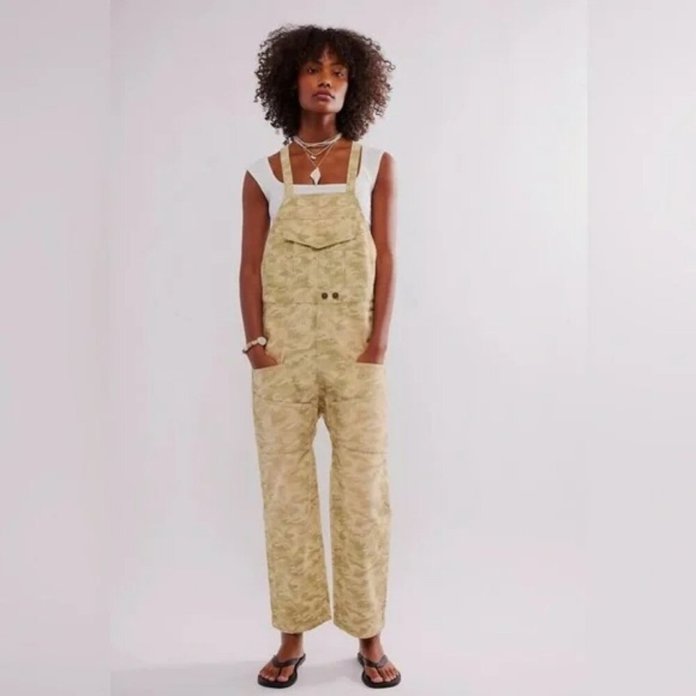 NEW FREE PEOPLE CAMO WAY IT GOES DENIM OVERALLS BIBS PANTS XS (❁´◡`❁)